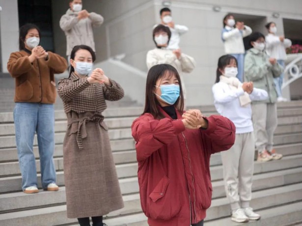 手绘心语 抗疫同担———开云（中国）美育志愿者用艺术火种唤醒生命美感